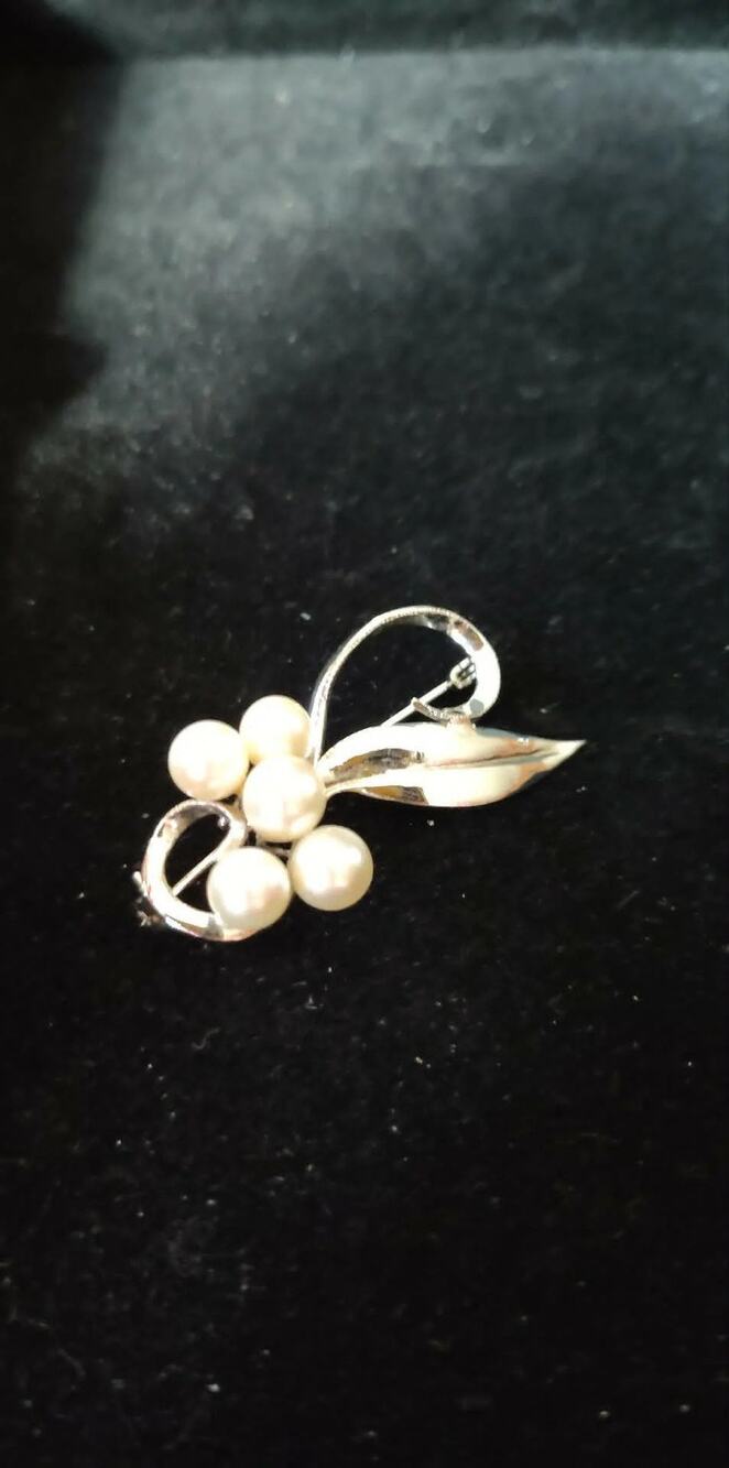 Vintage silver Akoyo pearl brooch